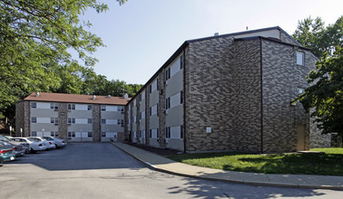 Arlington Manor in Cranston, RI - Foto de edificio - Building Photo