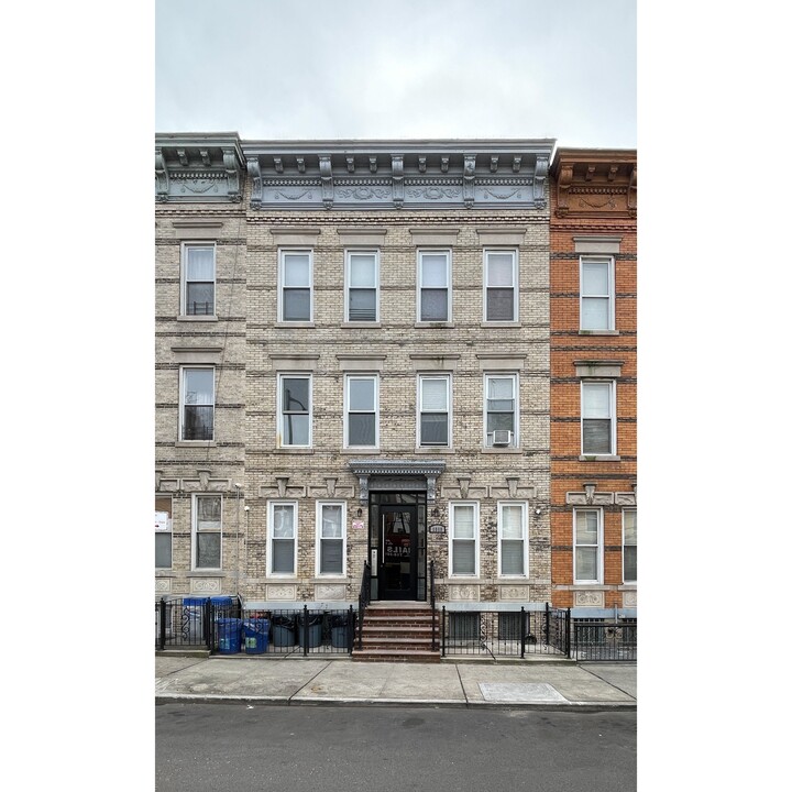 1818 Centre St in Ridgewood, NY - Building Photo