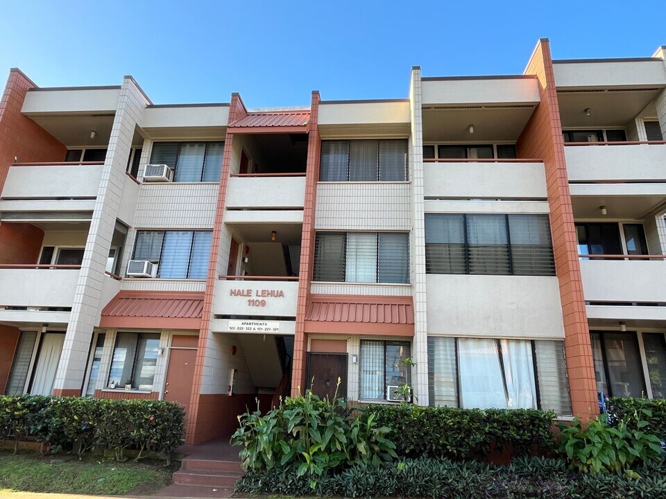 1109 Acacia Rd in Pearl City, HI - Building Photo