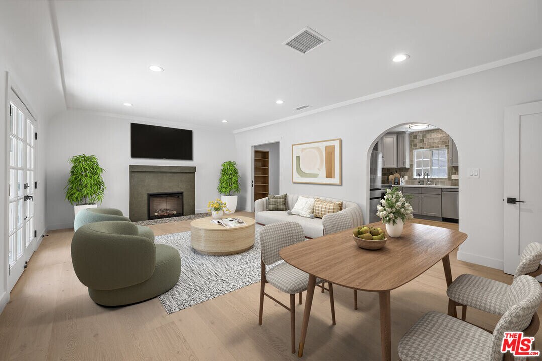 839 Westmount Dr in West Hollywood, CA - Building Photo