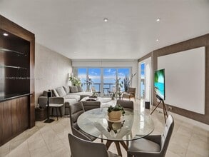 2451 Brickell Ave, Unit 11 in Miami, FL - Foto de edificio - Building Photo