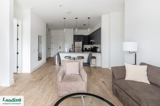 650 E Sycamore St in Denton, TX - Building Photo - Building Photo