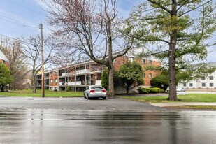 Suburban Manor in Chestnut Ridge, NY - Building Photo