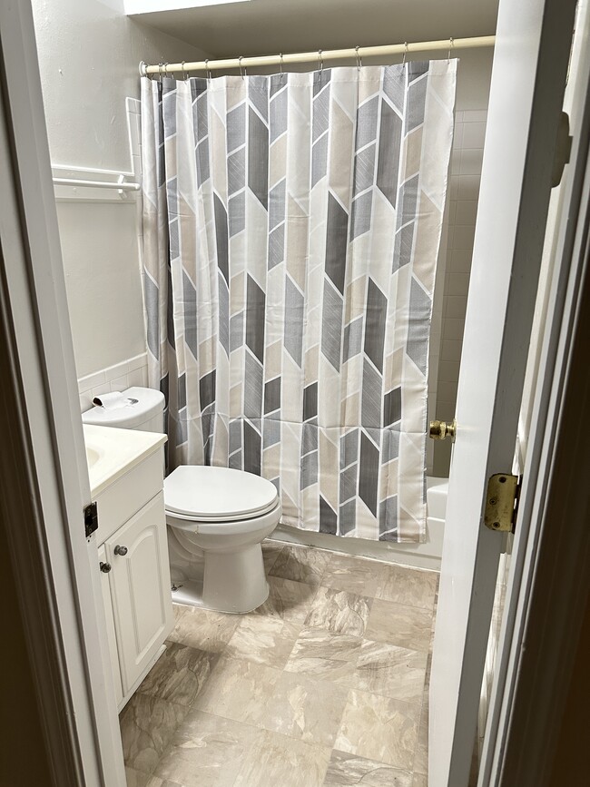 5905 Bayshire Rd, Unit Apt#E in West Springfield, VA - Building Photo - Building Photo