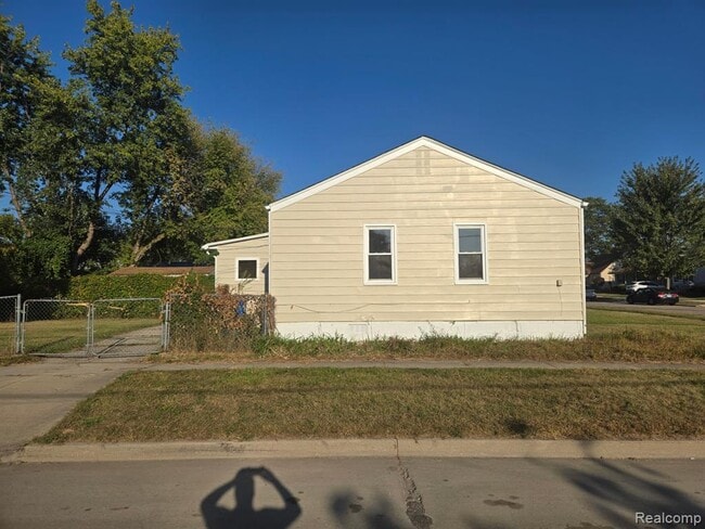 108 W Kalama Ave in Madison Heights, MI - Building Photo - Building Photo