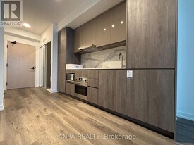 8 Interchange Wy in Vaughan, ON - Building Photo