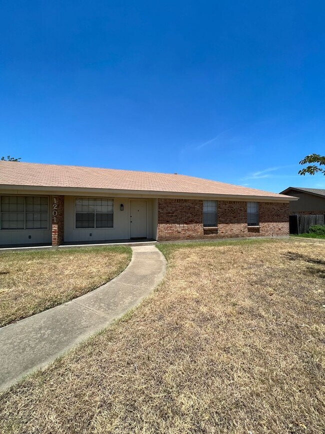 1201 N Nolan River Rd-Unit -1201 N Nolan River Road-Unit A in Cleburne, TX - Building Photo - Building Photo