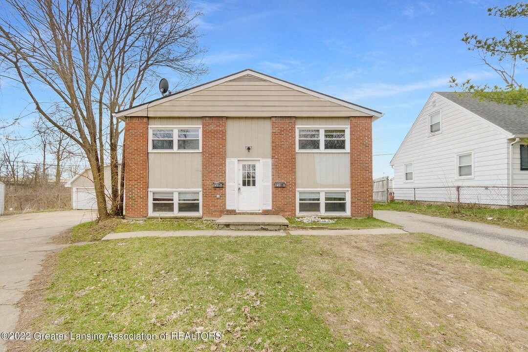 858 E Greenlawn Ave in Lansing, MI - Foto de edificio