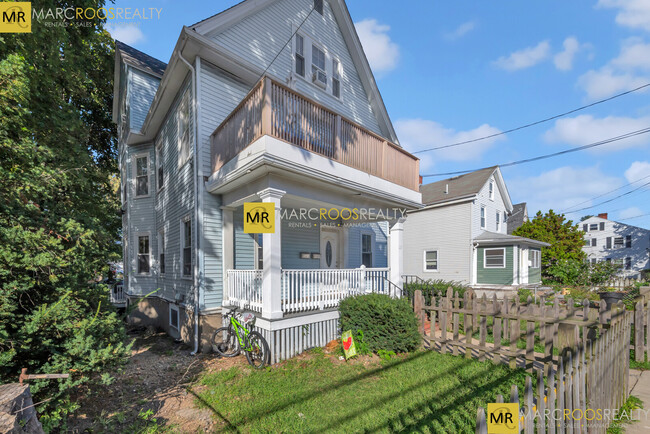 35 Faneuil St, Unit 1 in Boston, MA - Foto de edificio - Building Photo