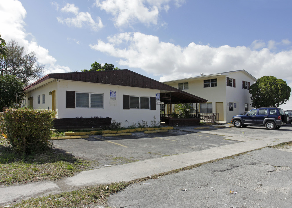 730 NE 128th St in North Miami, FL - Foto de edificio