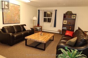 242 Oakdale Ave in St Catharines, ON - Building Photo