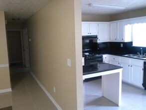 5866 Summerglen Ln in Atlanta, GA - Foto de edificio - Building Photo