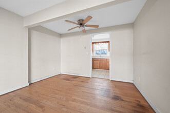 61 Charter Oak St, Unit A in Manchester, CT - Building Photo - Building Photo