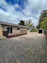 8565 Loretto Ave in Rohnert Park, CA - Foto de edificio - Building Photo