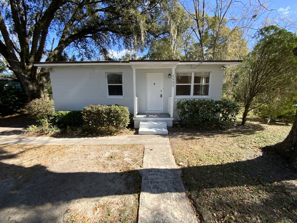 6907 W Virginia Ave in Jacksonville, FL - Building Photo