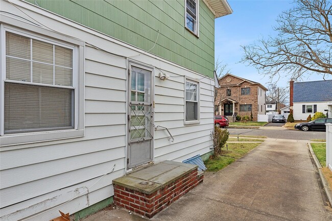 197 Cushing Ave in Williston Park, NY - Building Photo - Building Photo