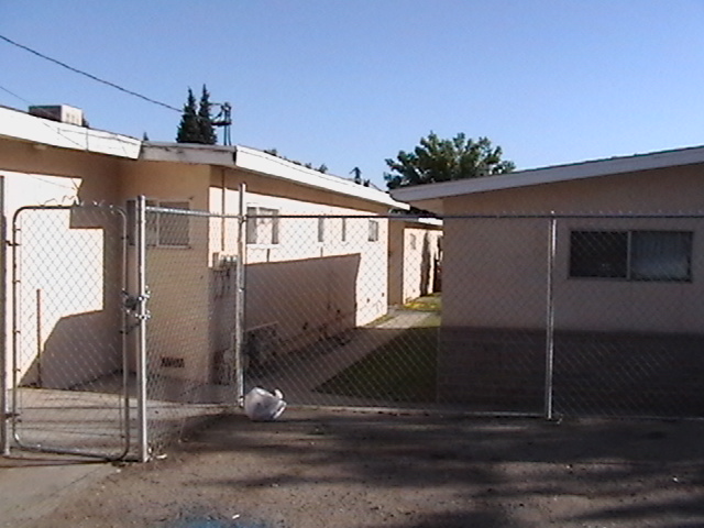 1300 Quincy St in Bakersfield, CA - Foto de edificio - Building Photo