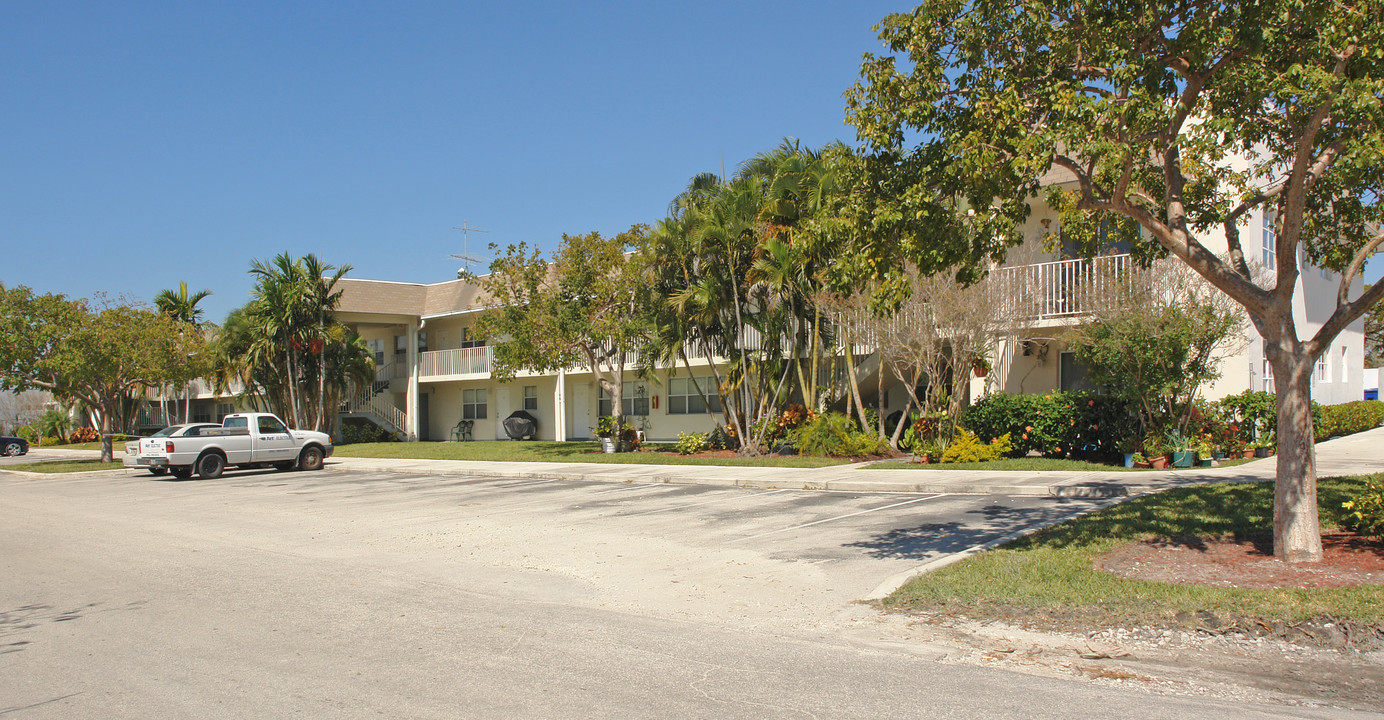 Vista Court Apartments in Deerfield Beach, FL - Building Photo