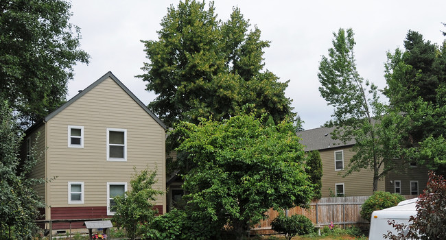 Tryon Mews Apartments in Portland, OR - Building Photo - Building Photo