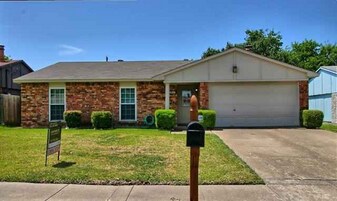 6900 Glendale Dr in North Richland Hills, TX - Building Photo
