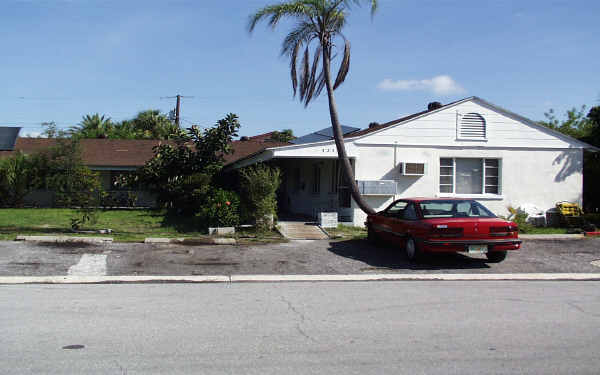 521 71st Ave in St Pete Beach, FL - Building Photo