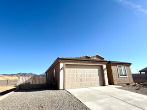 3611 Charleston Loop in Kingman, AZ - Foto de edificio - Building Photo