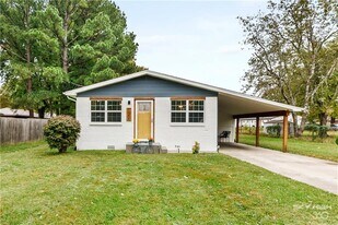 1305 SE Benton St in Bentonville, AR - Building Photo