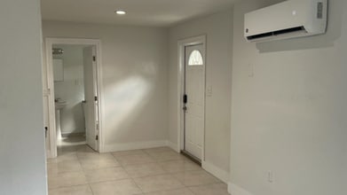 2622 NW 35th St in Miami, FL - Building Photo - Building Photo