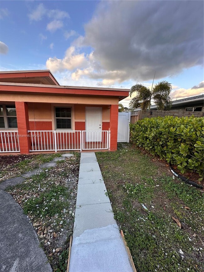 6131 SW 39th St-Unit -East in Miramar, FL - Building Photo - Building Photo