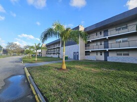 8000 Fairview Dr, Unit 309 in Tamarac, FL - Building Photo