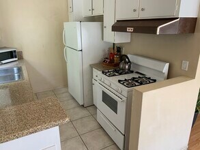 1221 S Sherbourne Dr in Los Angeles, CA - Foto de edificio - Building Photo