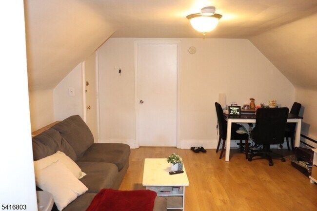 327 Valley St in South Orange, NJ - Building Photo - Building Photo