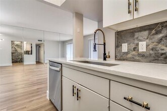 4837 Cedar Springs Rd in Dallas, TX - Building Photo - Building Photo