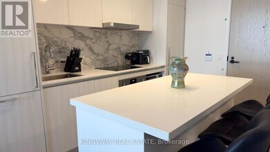 225 Commerce St in Vaughan, ON - Building Photo - Building Photo