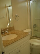 2215 Clark Ln, Unit Unit B in Redondo Beach, CA - Foto de edificio - Building Photo