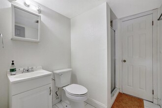 2400 NE 33rd Ave, Unit 211 in Fort Lauderdale, FL - Building Photo - Building Photo