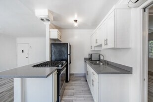 802 N West Knoll Dr in West Hollywood, CA - Building Photo