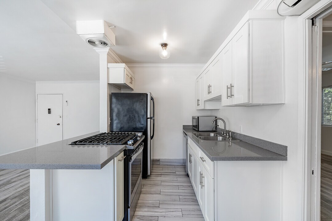 802 N West Knoll Dr in West Hollywood, CA - Building Photo