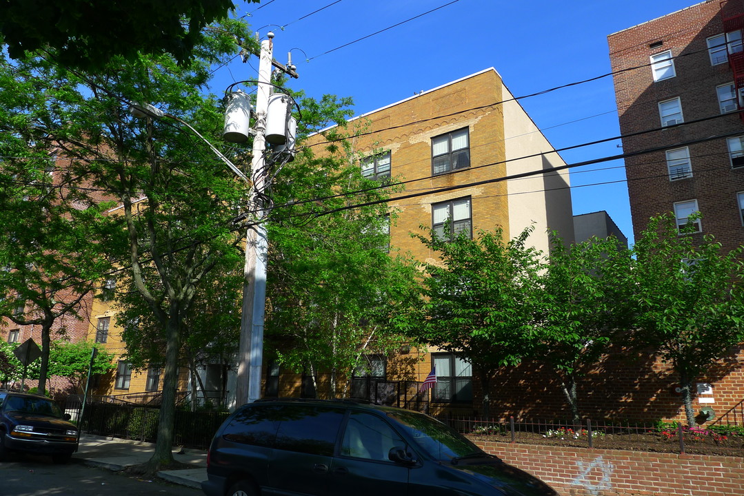 14-30 Gateway Blvd in Far Rockaway, NY - Building Photo