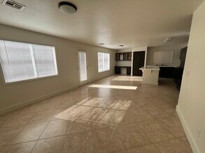 1313 Paraiso St in Las Vegas, NV - Foto de edificio - Building Photo