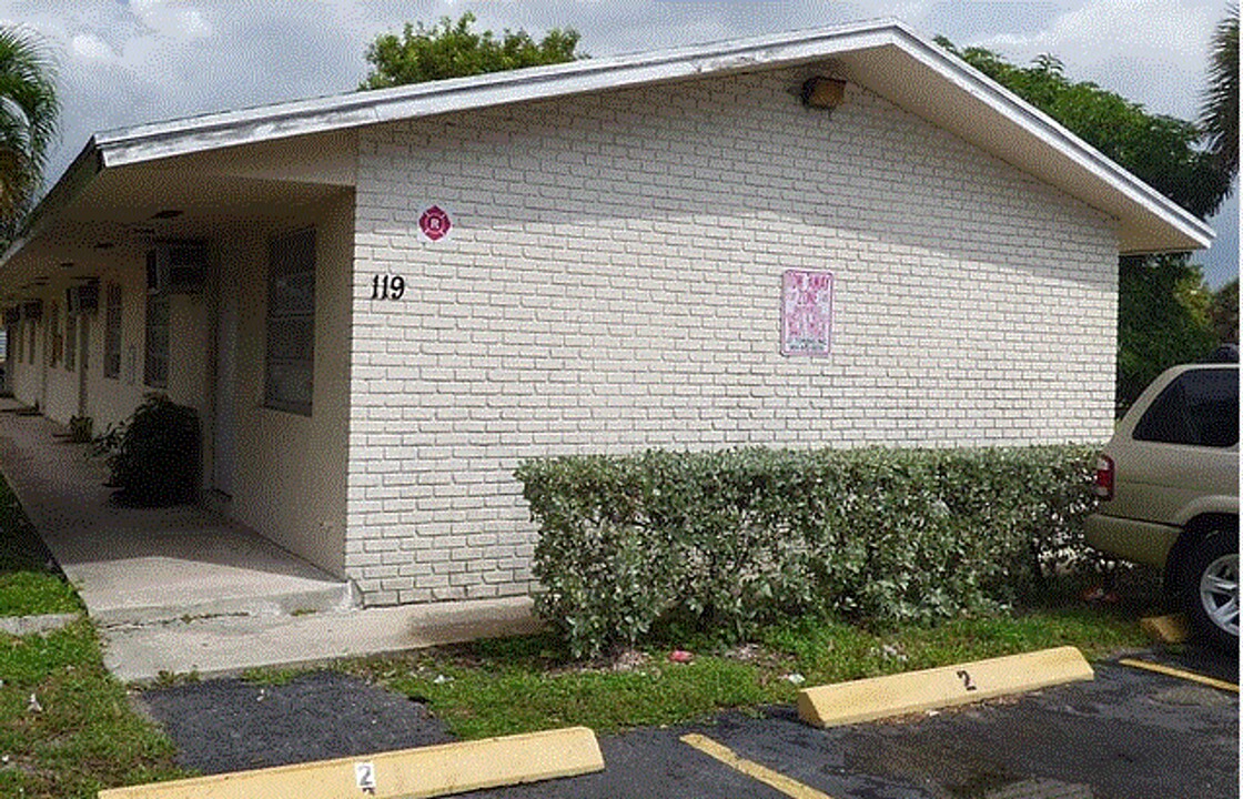 $995 Deposit w/ approved credit on this Gr in Pompano Beach, FL - Building Photo