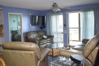 205 E Grand Ave, Unit 3B in Old Orchard Beach, ME - Foto de edificio - Building Photo