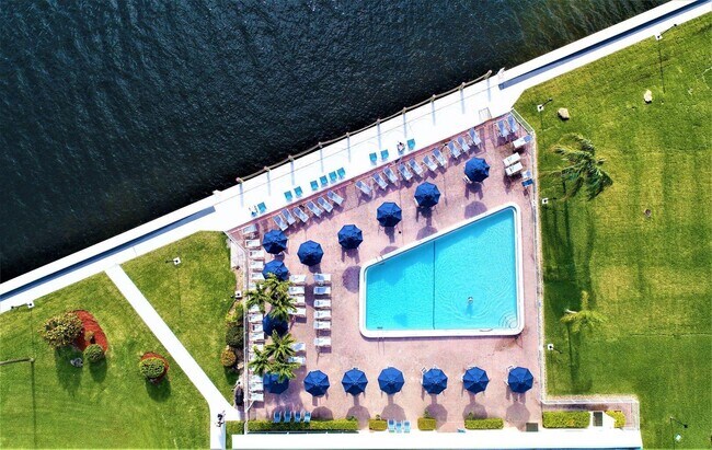27 Colonial Club Dr in Boynton Beach, FL - Building Photo - Building Photo