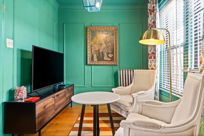 property at 927 W Oakdale Ave