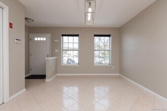 1 Lexington Way in Middletown, NY - Building Photo - Building Photo