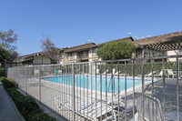 The Oaks Apartments in Thousand Oaks, CA - Foto de edificio - Building Photo