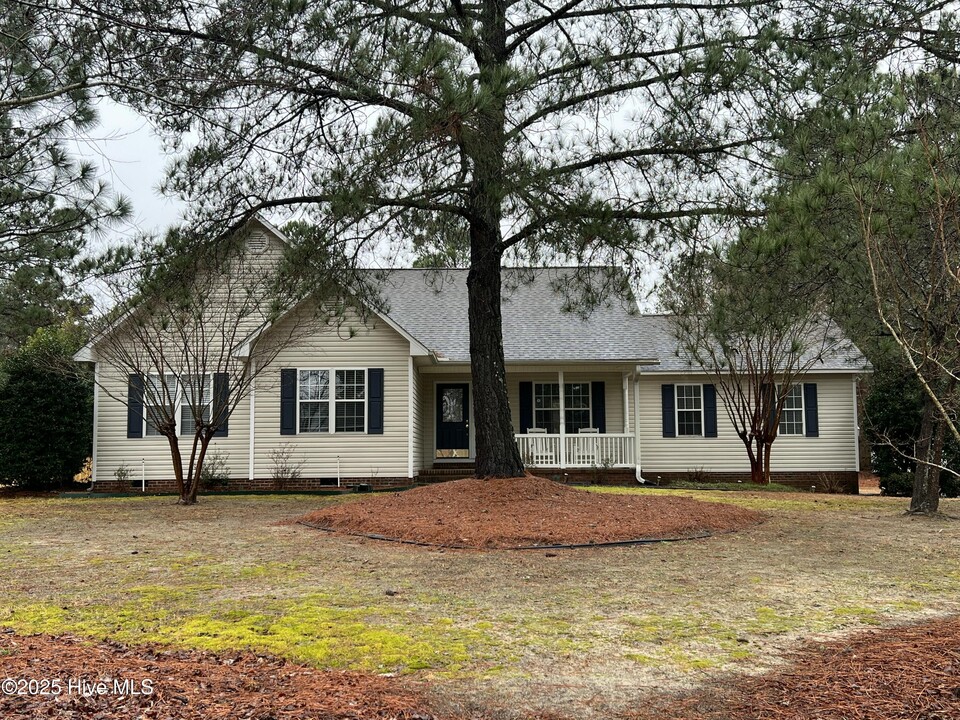 344 Sullivan Dr in Whispering Pines, NC - Building Photo