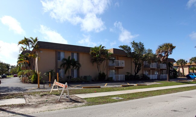 Green Tee Village in Ft. Myers, FL - Foto de edificio - Building Photo