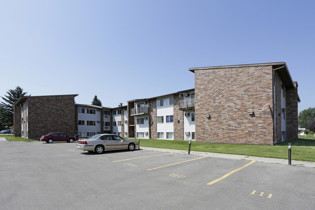 Stanford Manor in Grand Forks, ND - Building Photo