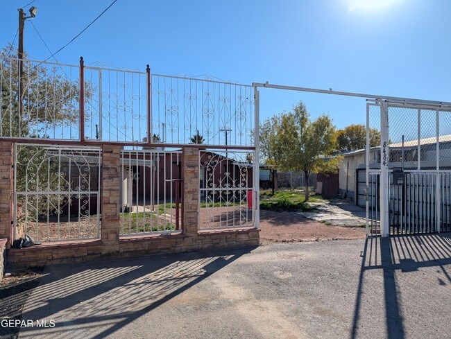 8484 Alameda Ave in El Paso, TX - Building Photo - Building Photo